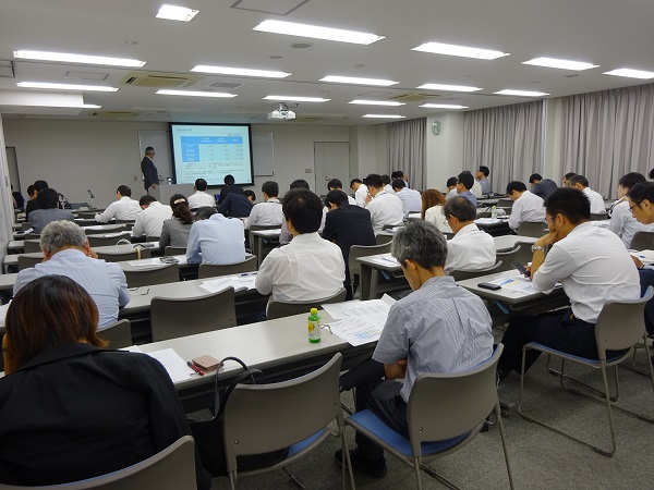 決算説明会の様子