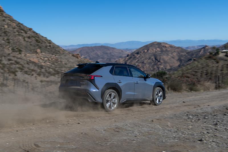 スバル、新型電気SUV「ソルテラ」をLAモーターショーで公開 - 自動車 